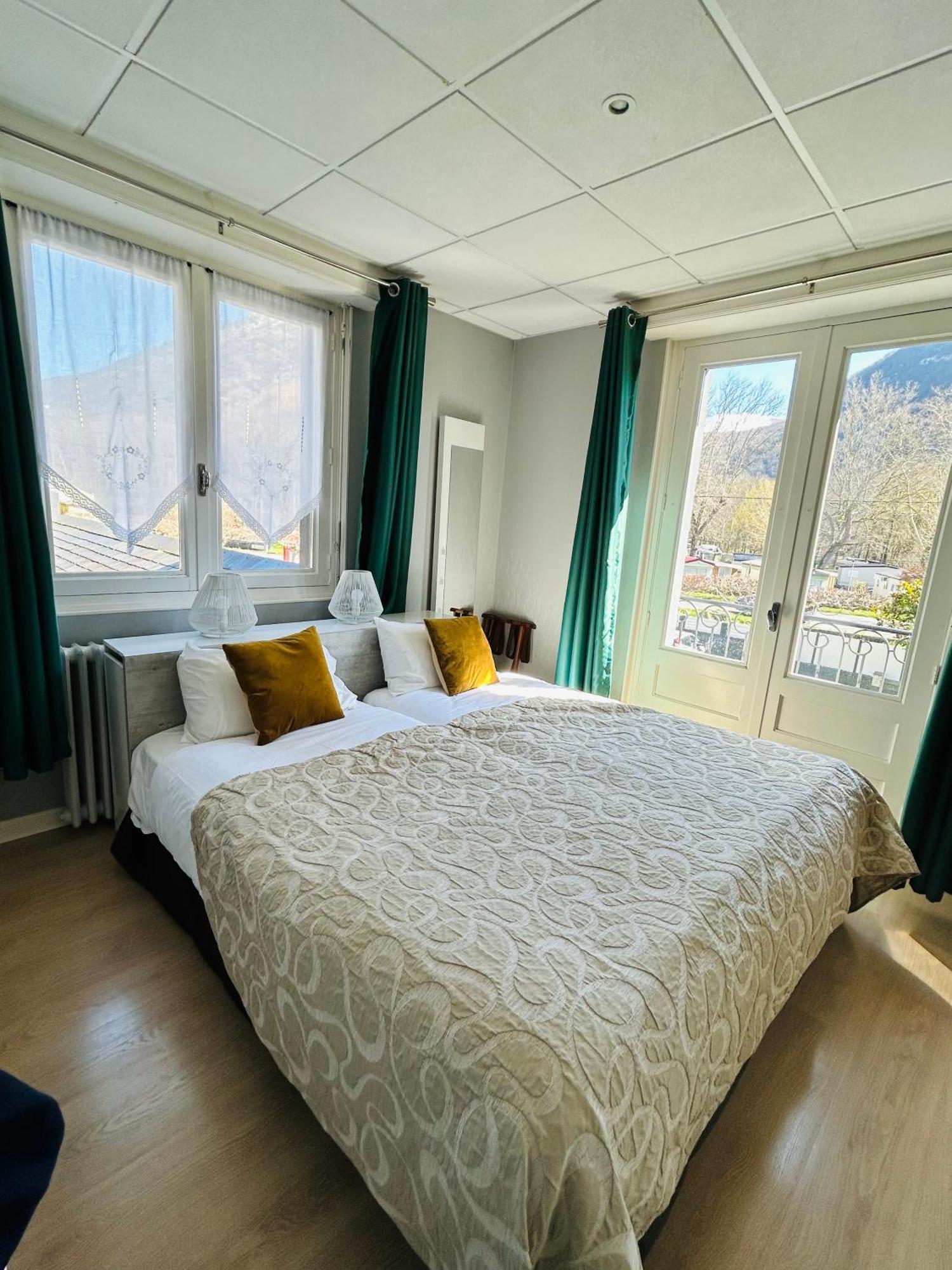 Logis Hotel L'Ayguelade Bielle Eksteriør billede