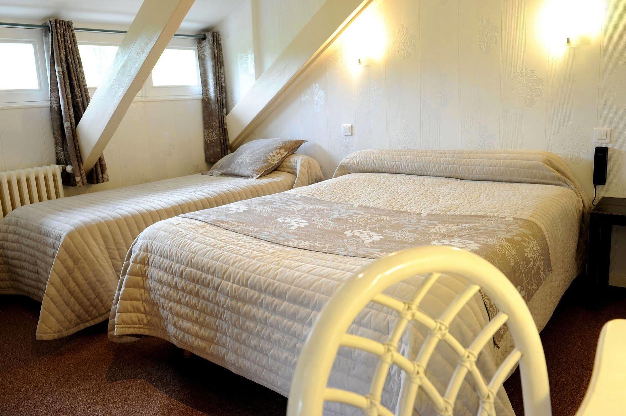Logis Hotel L'Ayguelade Bielle Eksteriør billede
